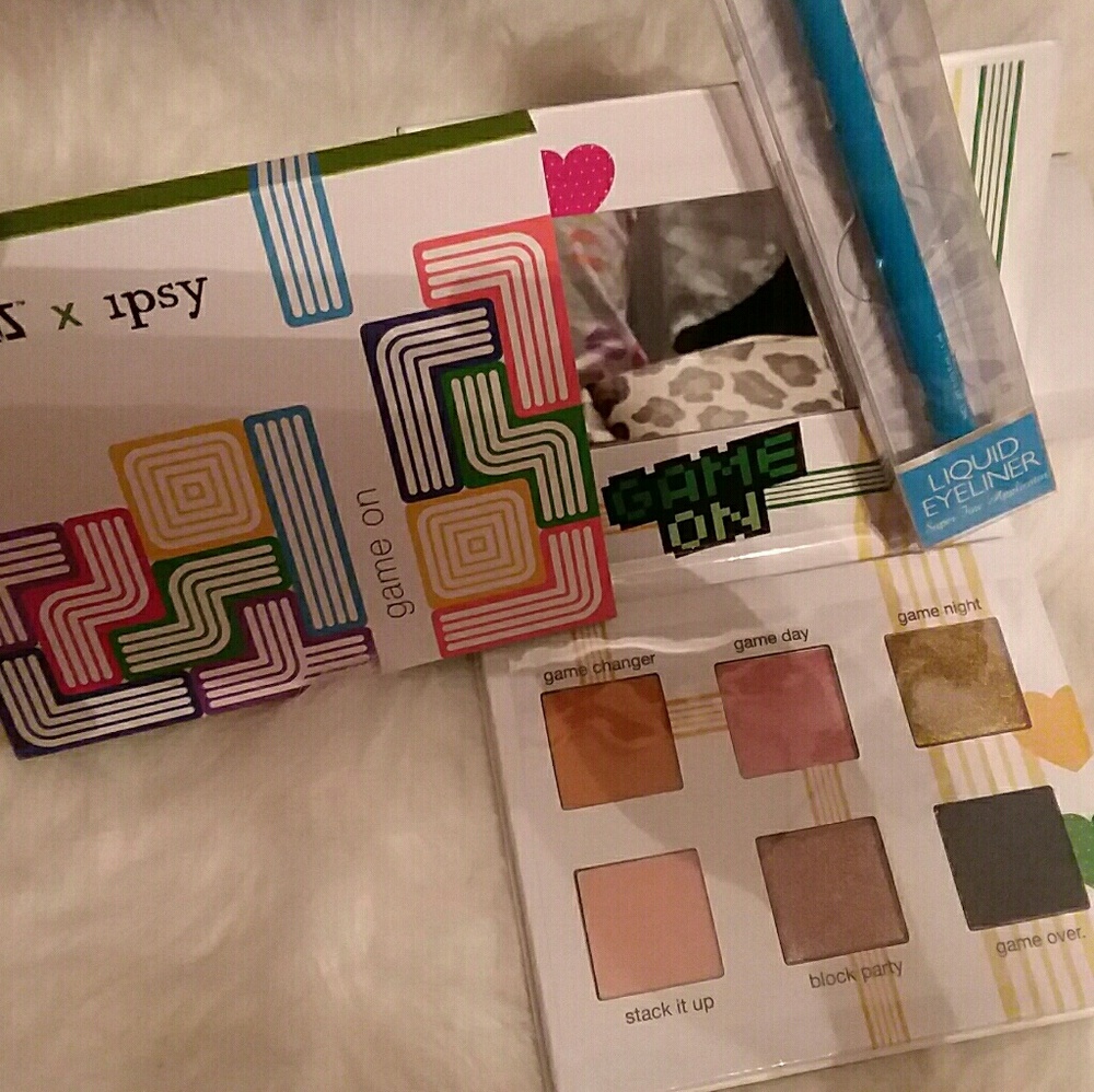 TETRIS × ipsy "Game On" pallette & imported liner